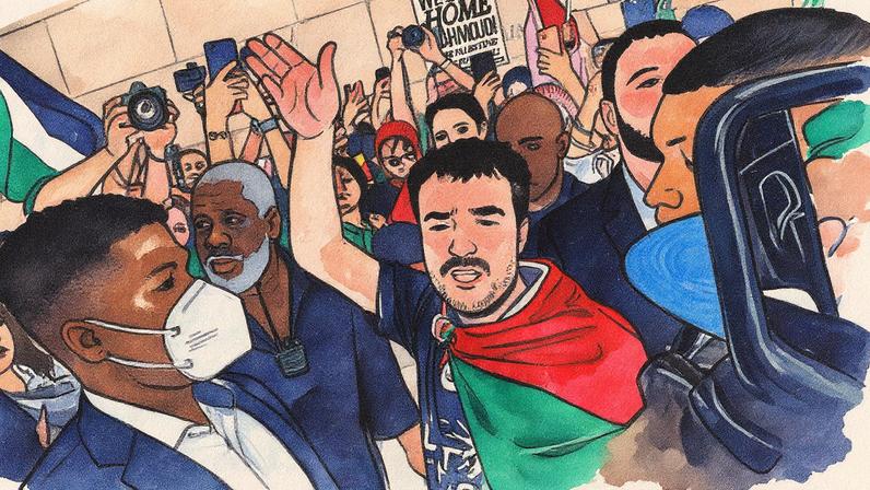 Homem segurando um cartaz durante protesto pró-palestino (Foto: Reprodução)