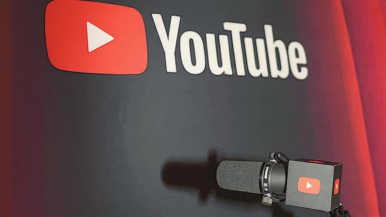 Microfone de podcast do YouTube em evento no Austin Proper Hotel, Texas (Foto: Reprodução)