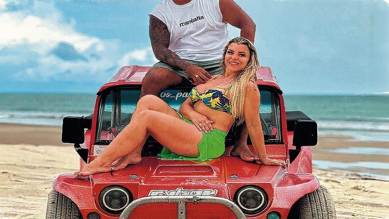 Casal em viagem para Fortaleza, com vista para a praia ao fundo (Foto: Reprodução)