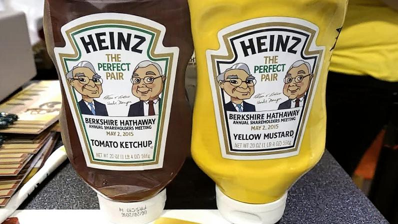Garrafas de ketchup e mostarda da Heinz à venda em uma exibição da empresa durante o dia de compras dos acionistas da Berkshire Hathaway em Omaha, Nebraska (Foto: Reprodução)