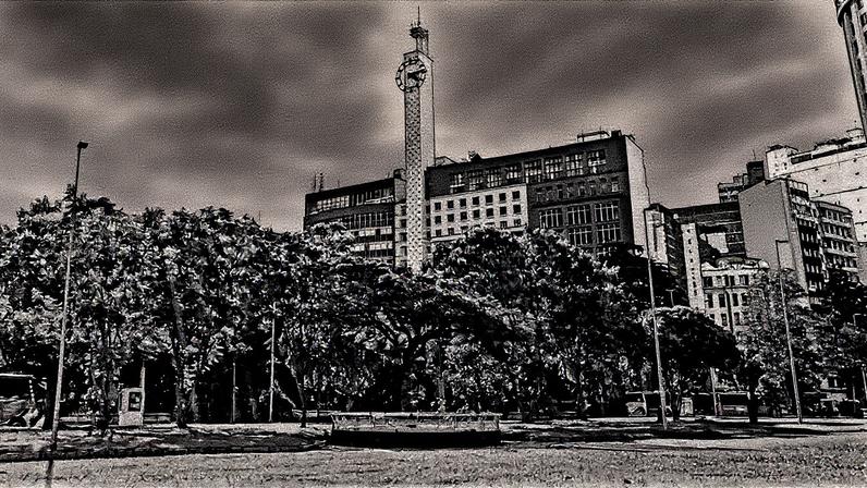 Prédio do Mesbla, uma obra da arquitetura carioca, em processo de transformação para residencial de luxo (Foto: Reprodução)