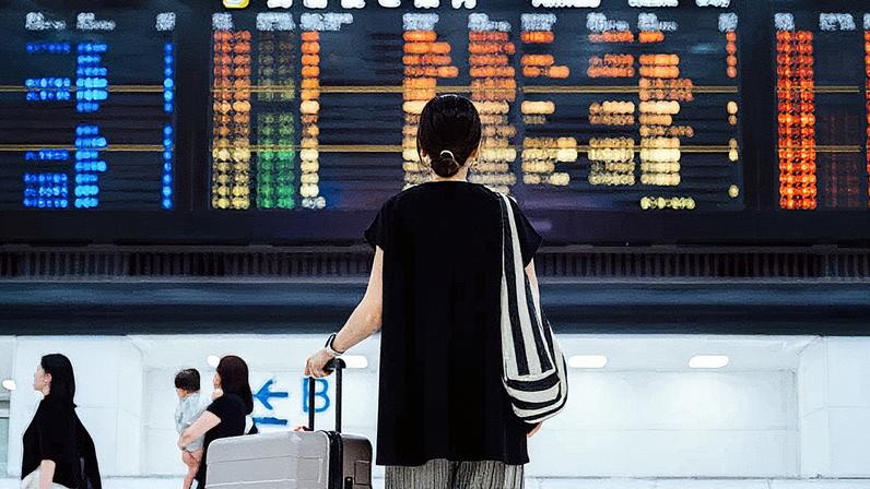 Passageiros caminham pela entrada do TSA PreCheck no Terminal Um do Aeroporto Internacional O'Hare, em Chicago (Foto: Reprodução)