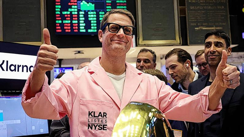 Sebastian Siemiatkowski, CEO e cofundador da fintech sueca Klarna, faz sinal de positivo durante a IPO da empresa na Bolsa de Valores de Nova York (NYSE) (Foto: Reprodução)