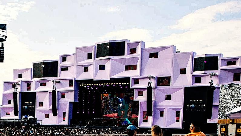 Palco do The Town 2025 com estrutura montada para apresentações (Foto: Reprodução)