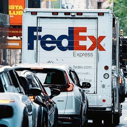 FedEx tem lucro surpreendente com aumento de receita e redução de custos