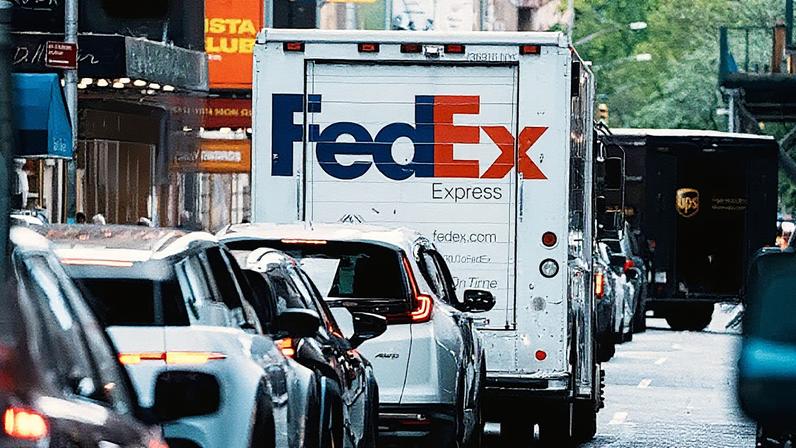 Caminhão da Fedex em meio ao tráfego intenso na cidade de Nova York (Foto: Reprodução)