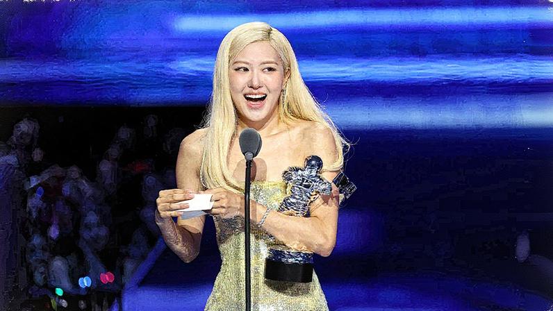 ROSÉ faz um discurso pessoal no palco durante os VMAs de 2025 (Foto: Reprodução)