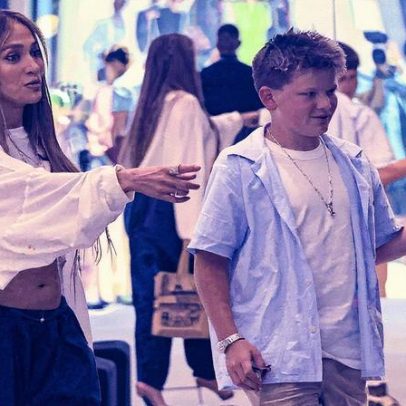 Jennifer Lopez leva filho de Ben Affleck para compras um ano após divórcio