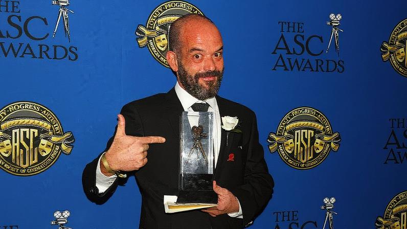 Adriano Goldman, diretor de fotografia brasileiro, segura um prêmio e está associado à nova série de Harry Potter na HBO (Foto: Reprodução)