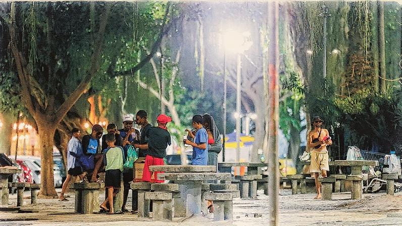 Grupo de pessoas, incluindo crianças, se concentra no Largo do Machado, com registros de brigas, roubos e uso de drogas (Foto: Reprodução)