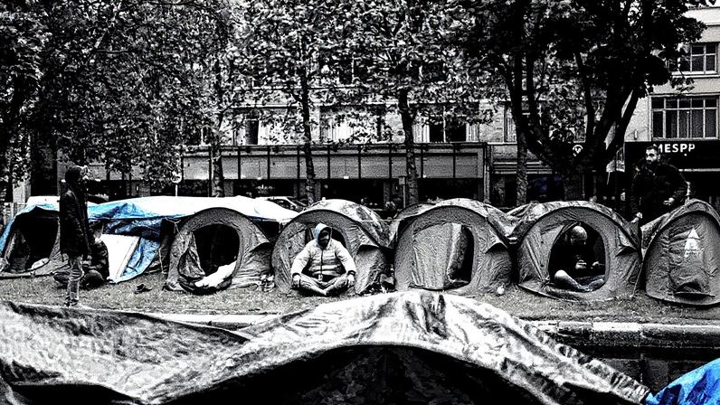 Imigrantes solicitantes de asilo se abrigam em barracas em um acampamento improvisado às margens do Grande Canal, em Dublin (Foto: Reprodução)