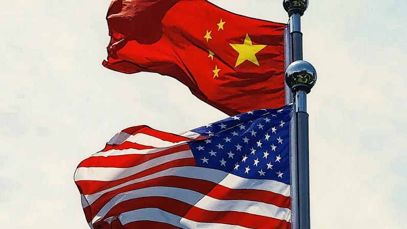 Bandeiras da China e dos Estados Unidos tremulam próximas ao Bund, antes de reunião de delegações comerciais em Xangai (Foto: Reprodução)