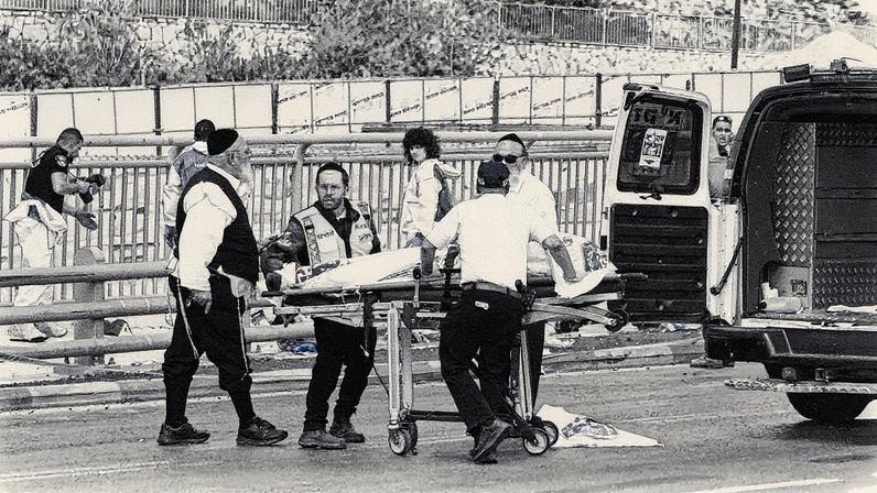 Equipe de emergência realiza resgate de vítimas após ataque em Jerusalém (Foto: Reprodução)