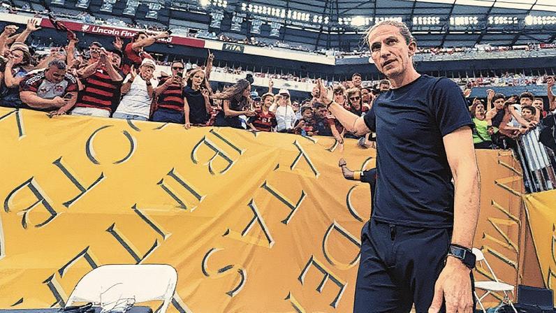 Filipe Luís cumprimenta a torcida do Flamengo durante jogo pelo Mundial de Clubes (Foto: Reprodução)