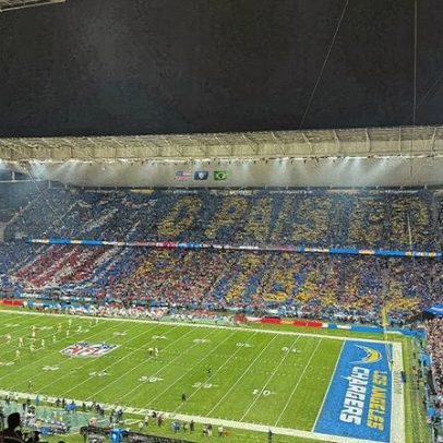 Torcida brasileira encanta com mosaico antes de jogo da NFL em São Paulo