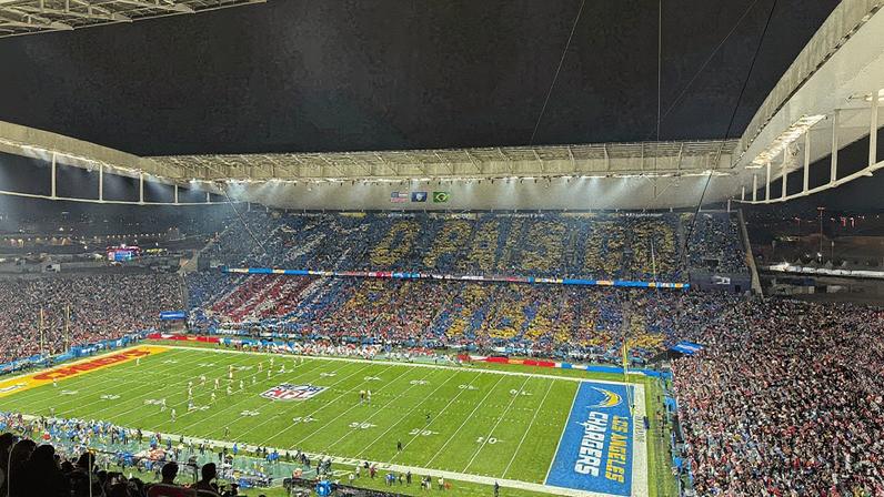 Torcida realiza mosaico antes do jogo entre Chiefs e Chargers, pela NFL, em São Paulo (Foto: Reprodução)