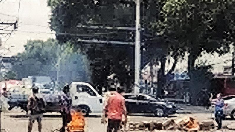 Moradores protestam contra falta de luz no Fonseca, em Niterói (Foto: Reprodução)