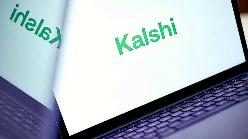 Logo da Kalshi exibido em um laptop em Nova York (Foto: Reprodução)
