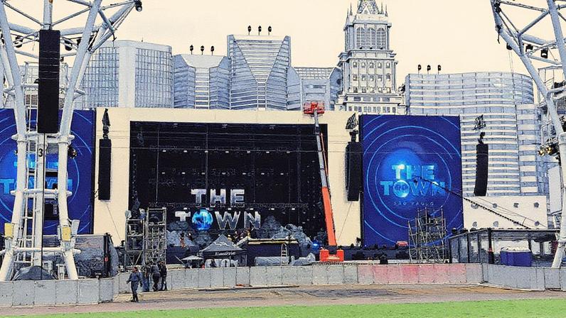 Palco Skyline recebe os últimos ajustes um dia antes do início do The Town (Foto: Reprodução)