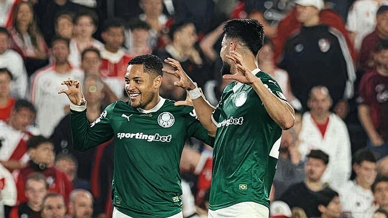 Vitor Roque comemora após marcar um gol para o Palmeiras em partida contra o River Plate (Foto: Reprodução)