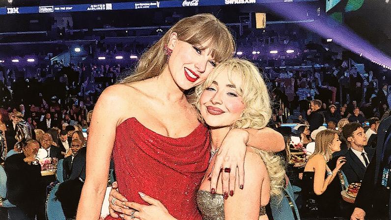 Taylor Swift e Sabrina Carpenter posam juntas na 67ª edição dos prêmios Grammy (2025) (Foto: Reprodução)