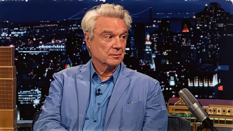 David Byrne fala sobre sua apresentação com Olivia Rodrigo e seu casamento com Mala Gaonkar no 'The Tonight Show' (Foto: Reprodução)