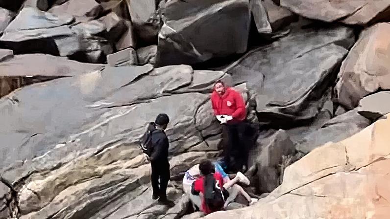 Homem caiu nas pedras na Avenida Niemeyer, próximo ao Mirante do Leblon (Foto: Reprodução)
