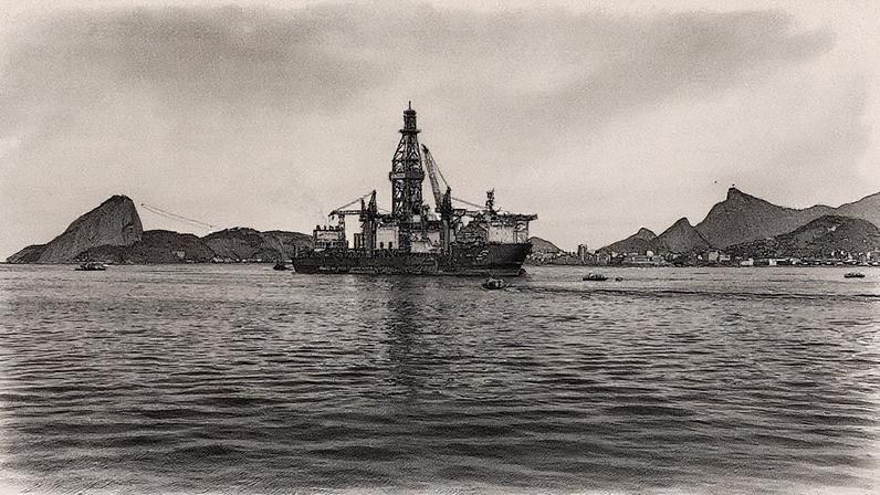 Navio-sonda da Petrobras na Baía de Guanabara, Rio de Janeiro, Brasil, preparado para perfuração na Bacia da Foz do Rio Amazonas (Foto: Reprodução)