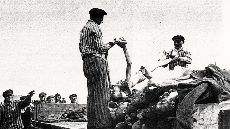 Presos recolhem corpos em um campo de concentração nazista (Foto: Reprodução)
