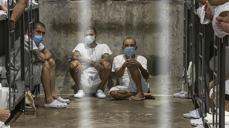 Pandilleros em uma megacárcel, o Centro de Confinamento do Terrorismo (Cecot), construído por Bukele (Foto: Reprodução)