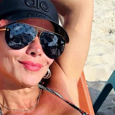 Viviane Araujo exibe barriga sarada após cirurgia e provoca os invejosos