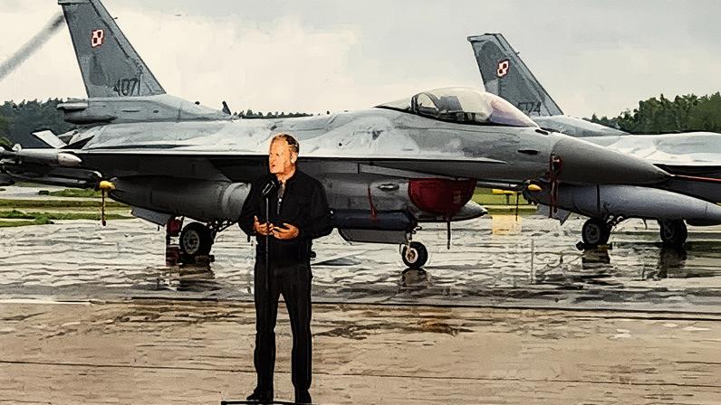 Primeiro-ministro polonês, Donald Tusk, visita a 32ª Base Aérea Tática de Lask (Foto: Reprodução)