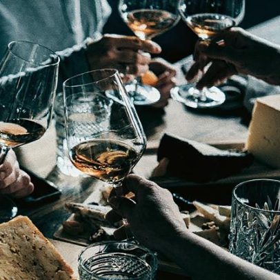 Novos vinhos de 2026 encantam degustadores no guia dos melhores da França