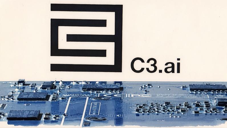 Logo da C3.ai visto próximo a uma placa-mãe de computador (Foto: Reprodução)