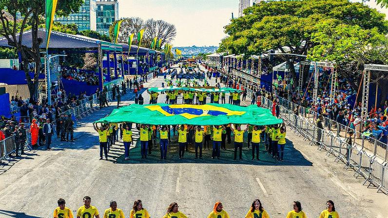 Desfile cívico-militar em Brasília com o tema "Brasil Soberano", destacando o patriotismo e a defesa da autonomia nacional (Foto: Reprodução)