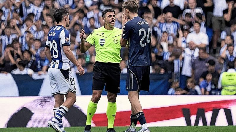 Huijsen conversa com a arbitragem durante partida entre Real Madrid e Real Sociedad (Foto: Reprodução)