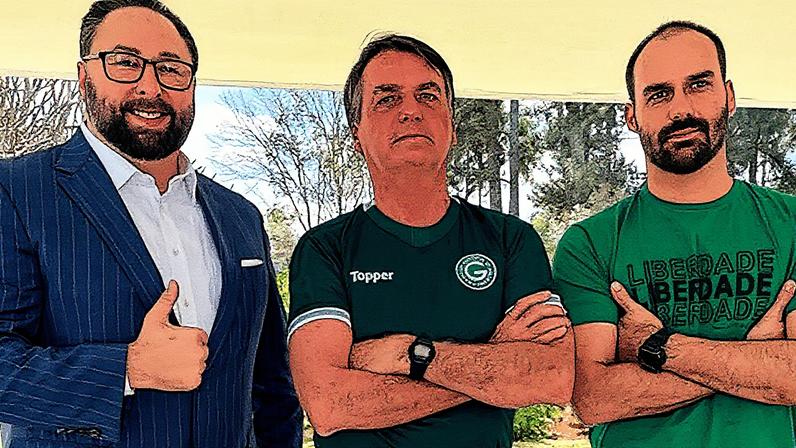 Jason Miller está ao lado de Jair e Eduardo Bolsonaro (Foto: Reprodução)