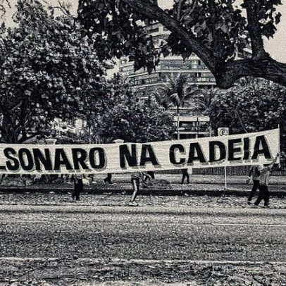 Manifestantes realizam protesto em frente à residência de Jair Bolsonaro no Rio