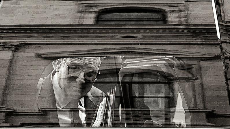 Primeiro-ministro britânico Keir Starmer entra em um carro em Londres (Foto: Reprodução)