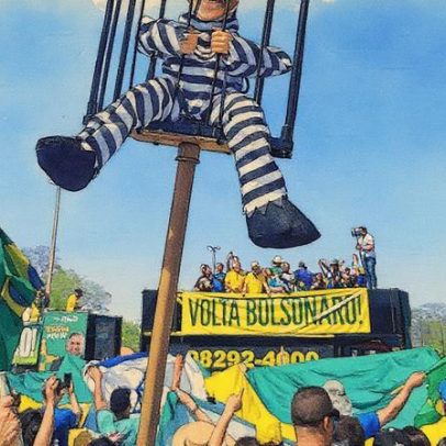 Ato bolsonarista em Brasília exibe boneco de Moraes e máscara de Trump