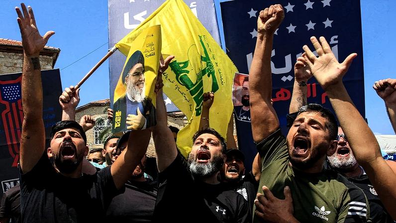 Apoiadores do Hezbollah fazem protesto contra visita planejada de um enviado dos EUA ao sul do Líbano, em Tiro, no dia 27 de agosto (Foto: Reprodução)