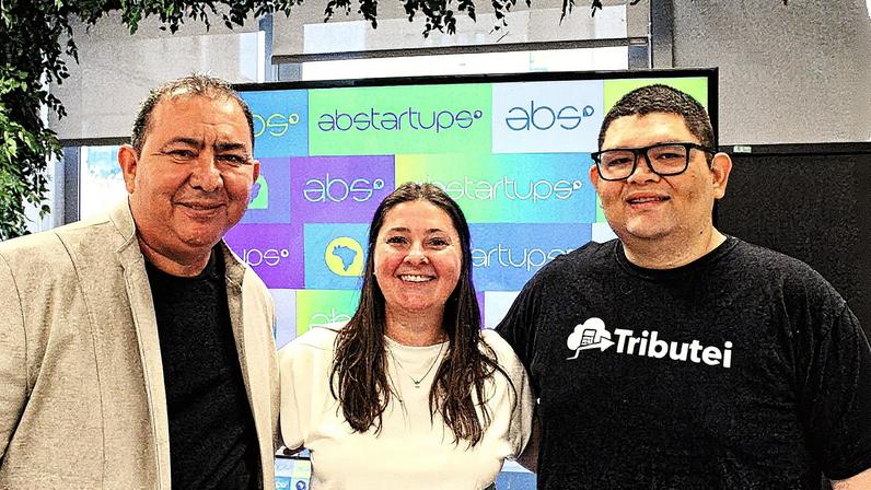 Lindomar Góes, Camila Florentino e Waldir Souza, da Abstartups, posam juntos como a chapa de três fundadores de startups (Foto: Reprodução)
