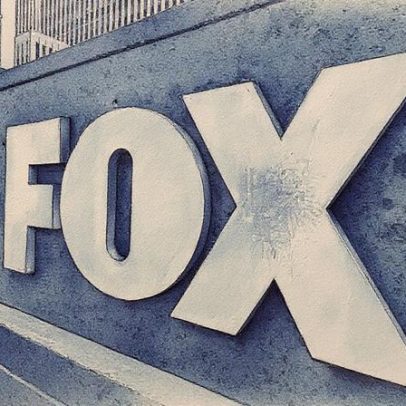 Newsmax processa Fox News por alegações de práticas antitruste