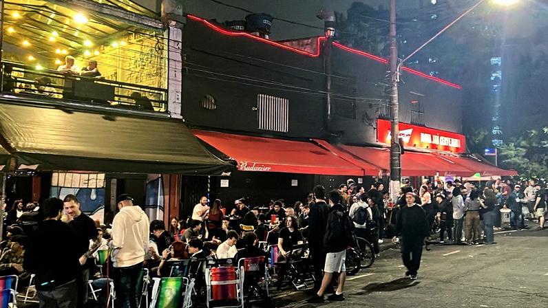 Área onde um bandido foi baleado, próxima a bares na Alameda Jaú, em São Paulo, durante a noite (Foto: Reprodução)