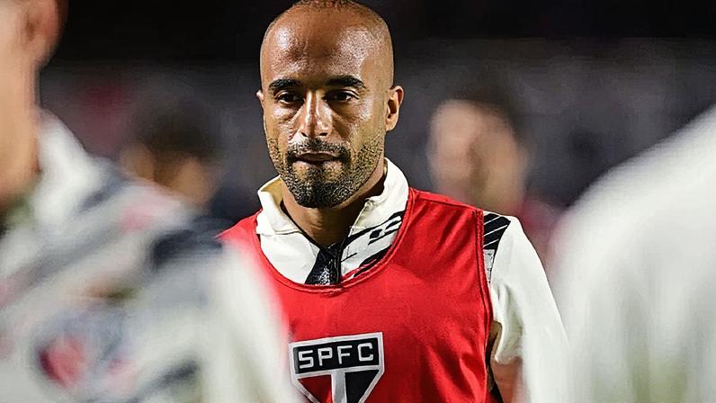 Lucas Moura em ação durante partida entre São Paulo e Fortaleza pelo Brasileirão (Foto: Reprodução)