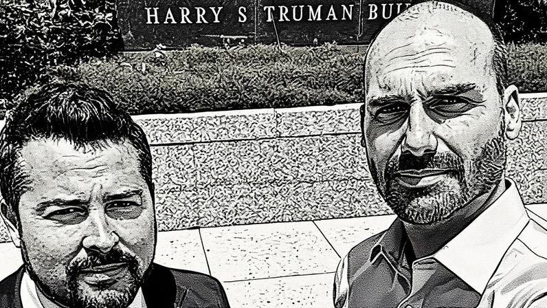 Paulo Figueiredo e Eduardo Bolsonaro posam juntos para a foto (Foto: Reprodução)