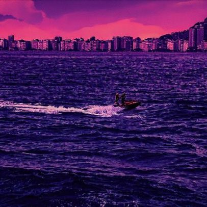 Bombeiros realizam buscas por adolescentes desaparecidos no mar do Leme, Rio