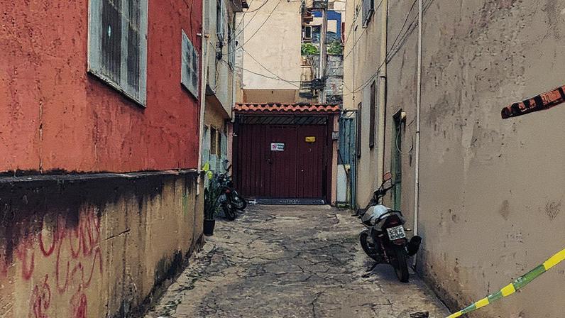 Corpo de uma jovem encontrado no portão da casa do suspeito em Ubá (Foto: Reprodução)
