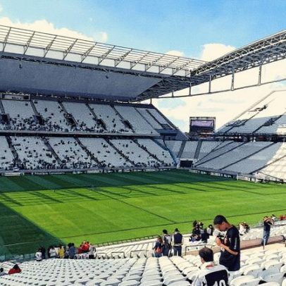 Corinthians enfrenta obstáculos para fechar acordo de R$ 700 mi pelo nome do estádio