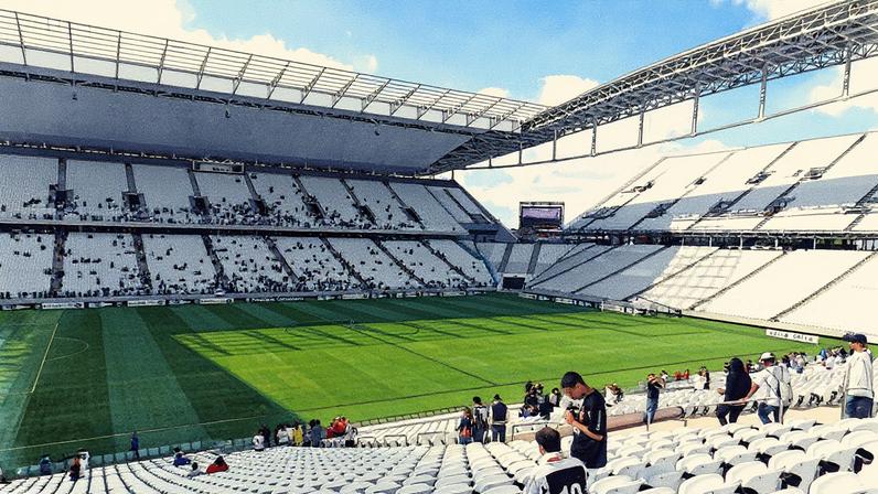 Estádio Neo Química Arena, com estrutura moderna e arquibancadas visíveis (Foto: Reprodução)